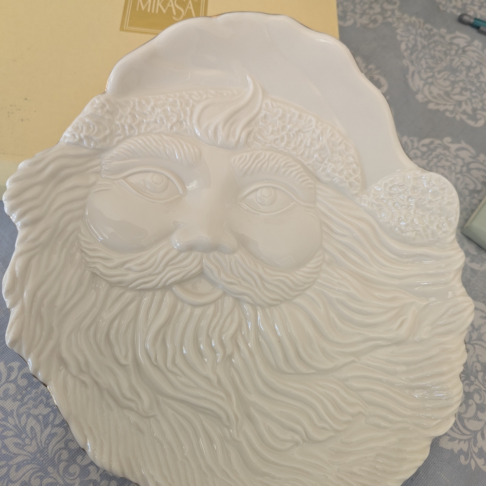 Mikasa Ivory Santa Claus Plate